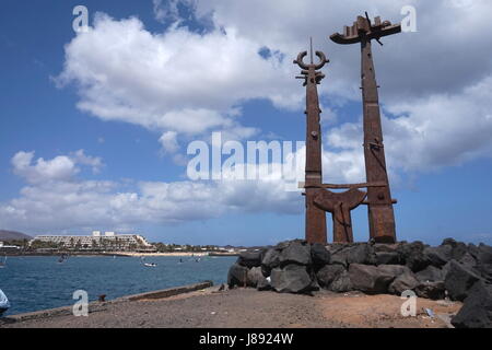 Skulptur am Ende eines Piers in Costa Teguise, Lanzarote, Kanarische Inseln, Spanien Stockfoto