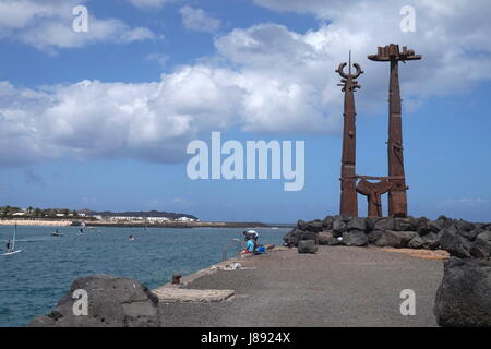 Skulptur am Ende eines Piers in Costa Teguise, Lanzarote, Kanarische Inseln, Spanien Stockfoto