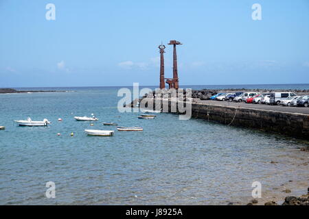 Skulptur am Ende eines Piers in Costa Teguise, Lanzarote, Kanarische Inseln, Spanien Stockfoto