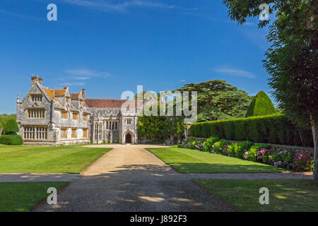 Eine Grenze von rosa Hortensien führen hinauf zur Athelhampton House, Dorset, England Stockfoto