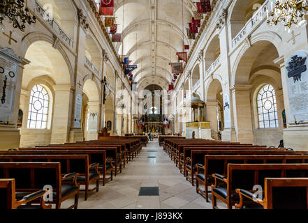 PARIS - 1. Juli: Kapelle von Saint-Louis des Invalides am 1. Juli 2013 in Paris. Im Jahre 1679 errichtete Kapelle ist die Grabstätte für einige der französischen Kriegshelden, Stockfoto