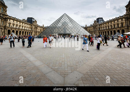 PARIS - 1. Juli: Glaspyramide des Louvre-Museums am 1. Juli 2013 vor. Der Louvre ist eines der weltweit größten Museen in Paris. Fast 35.000 Stockfoto