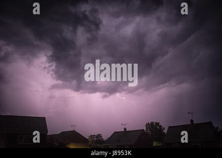 Abend Zeit Regen Sturm über Glastonbury mit Beleuchtung Streik Stockfoto