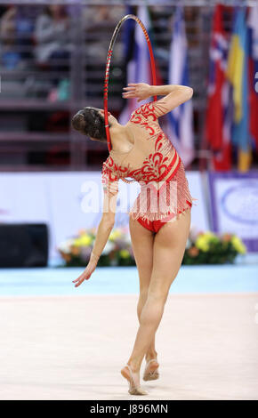 Individuelle rhythmische Gymnastik Sportler führt mit dem Reifen auf der Bühne. Nicht erkennbare Personen. Stockfoto