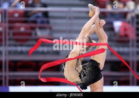 Individuelle rhythmische Gymnastik Sportler führt mit Band auf der Bühne. Nicht erkennbare Personen. Stockfoto