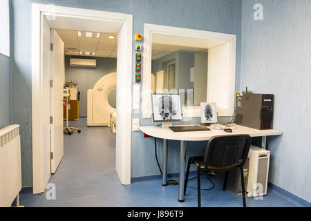 Raumüberwachung während der MRT-Untersuchung in Neurochirurgie Raum in ein modernes Krankenhaus spezialisiert auf die Behandlung von zerebrovaskulären Erkrankungen. Stockfoto