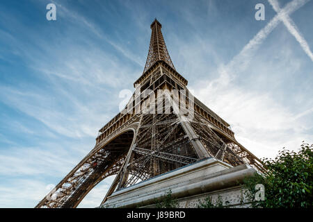 Weiten Blick auf Eiffelturm aus dem Boden, Paris, Frankreich Stockfoto