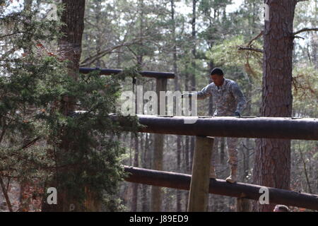 Sgt. Marc Doss Manöver durch die invertierten Schwebebalken auf den Hindernis-Parcours während der Mississippi National Guard 2017 besten Krieger Wettbewerb März 7 Camp McCain, Mississippi. Doss, Mitglied der Firma B, 1. Bataillon, Infanterie-Regiment 155., brachte NCO des Jahres nach Beendigung die Veranstaltung. (Foto: Staff Sgt Scott Tynes Mississippi National Guard) Stockfoto