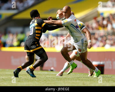 Exeter Chiefs Olly Woodburn und Wespen Christian Wade (links) während der Aviva Premiership Final im Twickenham Stadium, London. Stockfoto