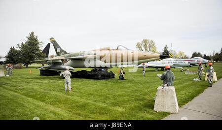 Fairchild Flieger Luftbrücke eine historische F-105B Thunderchief Display um die Fußnoten 1. Mai 2017, Fairchild Air Force Base, Washington Reparaturen vorzunehmen. Das Flugzeug ist seit 1981 bei der Fairchild Heritage Park und wurde im Auftrag von Captain James Shively, Washington stammende F-105 Pilot und Kriegsgefangener in Vietnam. (Foto der US Air Force / Flieger 1. Klasse Sean Campbell) Stockfoto