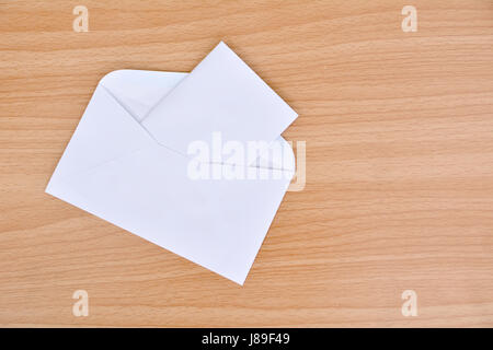 Das White Paper mock-up mit dem weißen Umschlag mail Stockfoto