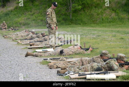 FORT KNOX, Kentucky - Sgt. 1. Klasse Christopher Toepfer, US-Armee Treffsicherheit Einheit (USMAU) Lehrer Trainingsgruppe (ITG), Preis, Utah beobachtet Auszubildenden während einer Aufzeichnung Qualifikation Feuer am 9. Mai 2017. Soldaten der US-Armee Treffsicherheit Einheit (USAMU) ausgebildet, mehr als 50 Unteroffiziere zugewiesen the3rd Kavallerie-Regiment, 1-19. Mai, wie Sie grundlegende Gewehr Treffsicherheit Kurse für Army Reserve Officer Training Corps (ROTC) Kadetten, in Vorbereitung auf die kommende Cadet Sommertraining in Fort Knox, Kentucky zu leiten. (Foto: US-Armee Sgt. 1. Klasse Julius Clayton/R Stockfoto