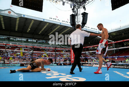 Andy Townend in Aktion gegen Jon Kays (links) während ihre Commonwealth Super-Federgewicht Meisterschaft auf Bramall Lane, Sheffield. Stockfoto