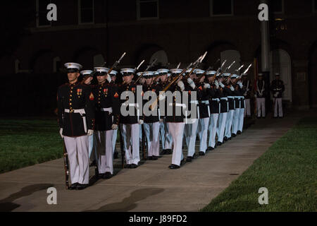 Das Marine Corps Silent Drill Platoon tritt in einer Abendparade in der Marine Barracks Washington auf und ehrt Beamte, Bürger und Unterstützer des Marine Corps. Stockfoto