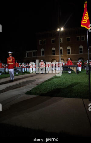 US-Marines mit dem United States Marine Drum und Bugle Corps führen während einer Abend-Parade am Marine Barracks Washington, Washington, D.C., 19. Mai 2017. Abend-Paraden sind als Mittel zur Ehren hoher Beamter, angesehenen Bürger und Unterstützer des Marine Corps statt. (Foto: U.S. Marine Corps Lance Cpl. Stephon L. McRae) Stockfoto