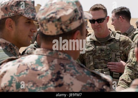 1st Sgt Barnaby Smith, First Sergeant, Alpha Batterie 5-3 Feldartillerie aus Joint Base Lewis-McChord, Washington, schüttelt Hände mit Jordanien Soldaten nach einer gelungenen Übung. Alpha 5-3 FA zusammen mit 29. Royal HIMARS Bataillon führte eine High Mobility Artillery Rocket System (HIMARS) scharfer Munition Übung, ausserhalb Amman, Jordanien, 14. Mai 2017. Begierig, Löwe eine jährliche US Central Command Übung in Jordanien soll um zu militärischer Beziehungen zwischen den USA, Jordanien und anderen internationalen Partnern zu stärken. Das diesjährige Iteration besteht aus etwa 7.200 Militärpersonal fr Stockfoto