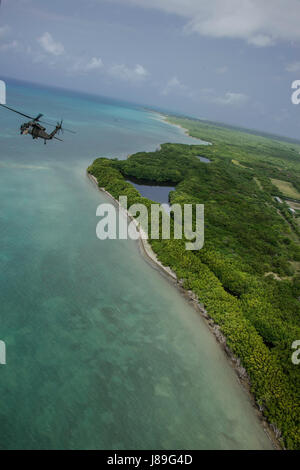 Soldaten der Nationalgarde der West Virginia Army des 1. Bataillons, des 150. Aviation Regiments und des 2. Bataillons, der 19. Special Forces Group, führen Infrastrukturbewertungen und Katastrophenschutzschulungen in St. Croix und St. Thomas während der Operation Vigilant Guard durch, einer umfassenden Übung unter Unterstützung des US Northern Command. Stockfoto