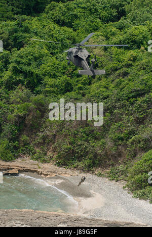 Soldaten der West Virginia Army National Guard üben Dschungelpenetratoren-Extraktionstechniken während des Katastrophenschutztrainings in St. Croix, Virgin Islands, als Teil der Operation Vigilant Guard, einer Übung auf nationaler Ebene, die vom US Northern Command im Mai 2017 geleitet wird. Stockfoto
