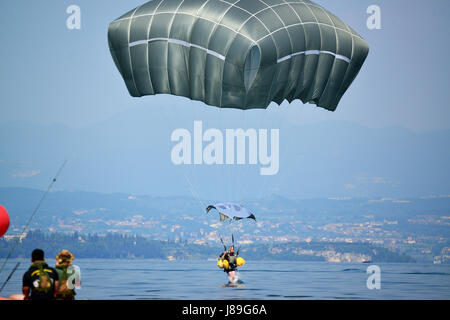 US Army Fallschirmjäger Lt. Col Michael P. Wagner, Kommandeur der 1. Bataillon, 503. Infanterieregiment, 173rd Airborne Brigade führt einen Wassergraben 17. Mai 2017 in den Gardasee in der Nähe von Pacengo, Italien. Der 173rd Airborne Brigade ist der US-Armee Kontingenz Response Force in Europa, in der Lage, überstehende bereit Kräfte überall in den europäischen USA, Afrika oder zentrale Befehle Verantwortungsbereich innerhalb von 18 Stunden. (US-Armee Foto von visuellen Informationen Spezialist Paolo Bovo/freigegeben) Stockfoto