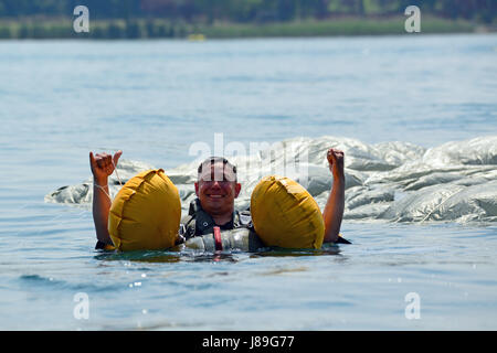 Ein US-Army Fallschirmjäger, 1. Bataillon, 503. Infanterieregiment zugeordnet 173rd Airborne Brigade führt einen Wassergraben in den Gardasee in der Nähe von Pacengo, Italien, 17. Mai 2017. Der 173rd Airborne Brigade ist der US-Armee Kontingenz Response Force in Europa, in der Lage, überstehende bereit Kräfte überall in den europäischen USA, Afrika oder zentrale Befehle Verantwortungsbereich innerhalb von 18 Stunden. (US-Armee Foto von visuellen Informationen Spezialist Paolo Bovo/freigegeben) Stockfoto