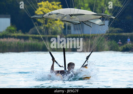Ein US-Army Fallschirmjäger, 1. Bataillon, 503. Infanterieregiment zugeordnet 173rd Airborne Brigade führt einen Wassergraben in den Gardasee in der Nähe von Pacengo, Italien 17. Mai 2017. Der 173rd Airborne Brigade ist der US-Armee Kontingenz Response Force in Europa, in der Lage, überstehende bereit Kräfte überall in den europäischen USA, Afrika oder zentrale Befehle Verantwortungsbereich innerhalb von 18 Stunden. (US-Armee Foto von visuellen Informationen Spezialist Paolo Bovo/freigegeben) Stockfoto