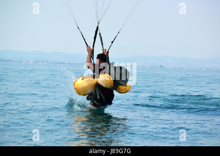 Ein US-Army Fallschirmjäger, 1. Bataillon, 503. Infanterieregiment zugeordnet 173rd Airborne Brigade führt einen Wassergraben in den Gardasee in der Nähe von Pacengo, Italien 17. Mai 2017. Der 173rd Airborne Brigade ist der US-Armee Kontingenz Response Force in Europa, in der Lage, überstehende bereit Kräfte überall in den europäischen USA, Afrika oder zentrale Befehle Verantwortungsbereich innerhalb von 18 Stunden. (US-Armee Foto von visuellen Informationen Spezialist Paolo Bovo/freigegeben) Stockfoto