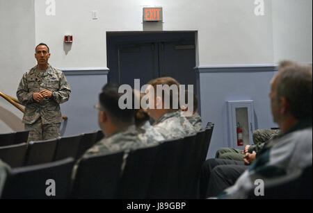 Oberst Leonard Kosinski, 62. Airlift Wing Commander, spricht zu Mitgliedern des Team McChord bei einen Sammelruf an der Basis Theater 17. Mai 2017 am Joint Base Lewis-McChord, Wash Kosinski nutzte diese Zeit als Chance um zu reden, wichtige Ankündigungen und Informationen, die Team-McChord. Er sprach über McChords Mission und Ausfallsicherheit, und alle Anruf mit einer Frage-und-Antwort-Sitzung beendet. Mit Hilfe einer Telefonanwendung, Flieger wurden erlaubt, Text in ihren Fragen und erhalten sofort eine Antwort. (U.S. Air Force Photo/Senior Airman göttlichen Cox) Stockfoto