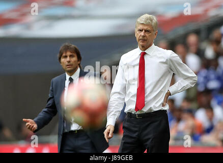 Chelsea-Trainer Antonio Conte (links) und Arsenal-Trainer Arsene Wenger an der Seitenlinie während der Emirate FA Cup-Finale im Wembley Stadium, London. Stockfoto