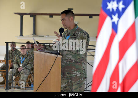 Command Sergeant Major Delfin J. Romani, 54. Brigade-Pionier-Bataillon, wendet sich das Publikum während einer Sgt. Morales Club Induktion Zeremonie im Caserma Ederle, Vicenza, Italien, 18. Mai 2017. (US-Armee Fotos von visuellen Informationen Spezialist Antonio Bedin/freigegeben) Stockfoto