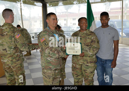 Command Sergeant Major Delfin J. Romani, 54. Brigade-Pionier-Bataillon, stellt ein Zertifikat Staff Sgt Melissa Felder während einer Sgt. Morales Club Induktion Zeremonie im Caserma Ederle, Vicenza, Italien, 18. Mai 2017. (US-Armee Fotos von visuellen Informationen Spezialist Antonio Bedin/freigegeben) Stockfoto