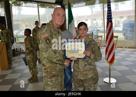 Command Sergeant Major Clarence D. Richardson, Garrison Italien, stellt ein Zertifikat Staff Sgt Jenny Zuniga, während einer Sgt. Morales Club Induktion Zeremonie im Caserma Ederle, Vicenza, Italien, 18. Mai 2017. (US-Armee Fotos von visuellen Informationen Spezialist Antonio Bedin/freigegeben) Stockfoto