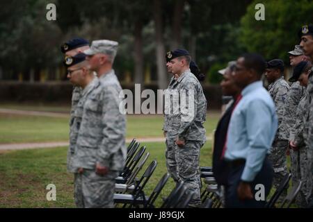 Die Flieger des 39. Luftwaffenflügels beobachten eine Schweigeminute auf der Incirlik Luftwaffenbasis in der Türkei während der Abschlusszeremonie der Polizeiwoche 2017, anlässlich des Gedenktages der Friedensbeamten. Stockfoto
