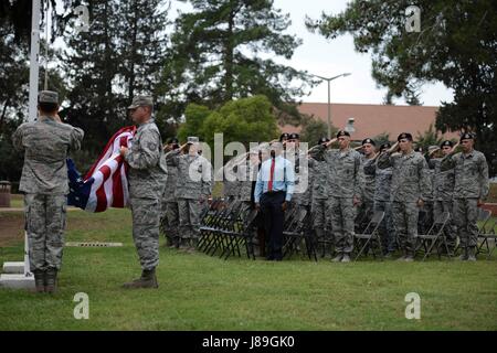 Flieger des 39. Air Base Wing grüßen die amerikanische Flagge auf der Incirlik Air Base, Türkei, während der Abschlusszeremonie der National Police Week 2017, um Friedensoffiziere zu ehren. Stockfoto