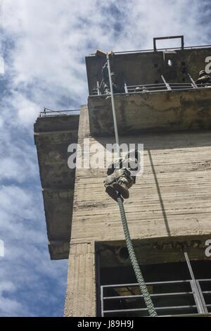 Griechischen Fallschirmjäger mit 1. Fallschirmjäger Commando Brigade, griechische Armee Verhalten Abseilen und schnell Seil Training für Sky Soldaten aus B Company, 1. Bataillon, 503. Infanterieregiment 173rd Airborne Brigade, 19. Mai 2017 in Camp Rentina, Griechenland als Teil der Übung Bajonett Minotaurus 2017. Bajonett-Minotaurus ist eine bilaterale Übung zwischen US-Soldaten, 173rd Airborne Brigade zugewiesen und der griechischen Streitkräfte, konzentrierte sich auf die Verbesserung der operativen NATO-Standards und individuelle technische Fähigkeiten zu entwickeln. Stockfoto