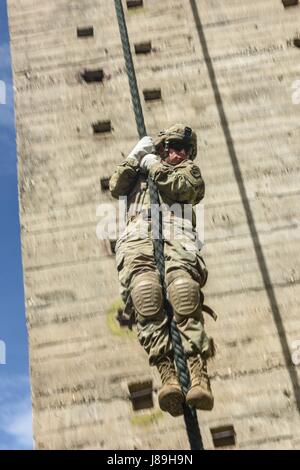 Griechischen Fallschirmjäger mit 1. Fallschirmjäger Commando Brigade, griechische Armee Verhalten Abseilen und schnell Seil Training für Sky Soldaten aus B Company, 1. Bataillon, 503. Infanterieregiment 173rd Airborne Brigade, 19. Mai 2017 in Camp Rentina, Griechenland als Teil der Übung Bajonett Minotaurus 2017. Bajonett-Minotaurus ist eine bilaterale Übung zwischen US-Soldaten, 173rd Airborne Brigade zugewiesen und der griechischen Streitkräfte, konzentrierte sich auf die Verbesserung der operativen NATO-Standards und individuelle technische Fähigkeiten zu entwickeln. Stockfoto