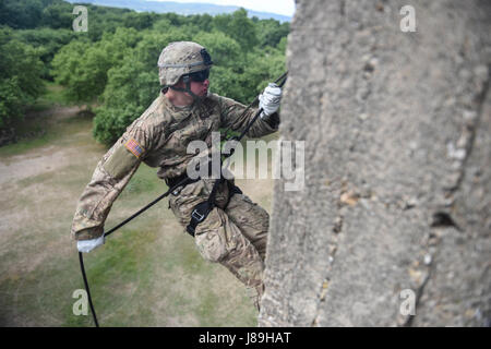 Griechischen Fallschirmjäger mit 1. Fallschirmjäger Commando Brigade, griechische Armee Verhalten Abseilen und schnell Seil Training für Sky Soldaten aus B Company, 1. Bataillon, 503. Infanterieregiment 173rd Airborne Brigade, 19. Mai 2017 in Camp Rentina, Griechenland als Teil der Übung Bajonett Minotaurus 2017. Bajonett-Minotaurus ist eine bilaterale Übung zwischen US-Soldaten, 173rd Airborne Brigade zugewiesen und der griechischen Streitkräfte, konzentrierte sich auf die Verbesserung der operativen NATO-Standards und individuelle technische Fähigkeiten zu entwickeln. Stockfoto