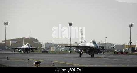 F-16 Fighting Falcons taxi von der Landebahn bei Bagram Airfield, Afghanistan, 19. Mai 2017. F-16 s von der 555. Expeditionary Jagdstaffel werden aus Aviano Air Base, Italien, im Rahmen einer Konstante Rotation von Kampfflugzeugen in Afghanistan eingesetzt. (Foto: U.S. Air Force Staff Sgt Benjamin Gonsier) Stockfoto