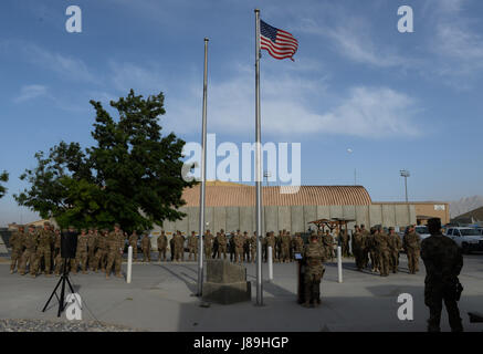 Flieger und Personal aus dem 455. Expeditionary Sicherheit Kräfte Squadron, 455. Air Expeditionary Wing Personal Agenturen und der Air Force Office of Special Untersuchung Task Force Crimson beteiligen sich an einer Retreat-Zeremonie in Bagram Airfield, 19. Mai 2017. Die Zeremonie Wahrung gefallenen OSI Spezialagenten und 455. ESFS Verteidiger auch markiert das Ende der Polizei Woche bezahlt. Stockfoto