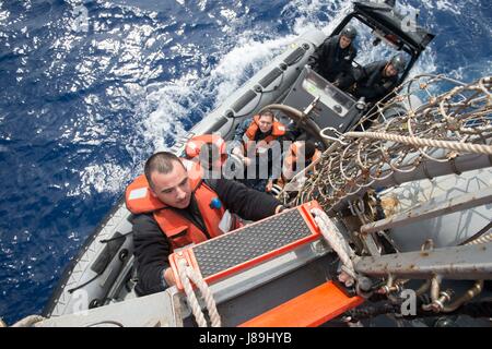 170519-N-FQ994-016 Mittelmeer (19. Mai 2017) Operations Specialist Seemann James Sorrentino, von Kansas City, Missouri, kehrt nach der Arleigh-Burke-Klasse geführte Flugkörper Zerstörer USS Ross (DDG 71) aus der französischen Marine Cassard-Klasse Luftabwehr Fregatte FS Jean Bart (D615) 19. Mai 2017. Ross und Jean Bart Teil an einen Personalaustausch Mai 18-19, im Mittelmeer. Ross, vorwärts-eingesetzt in Rota, Spanien, führt Marinebetriebe in den USA 6. Flotte Bereich der Maßnahmen zur Erhöhung der Sicherheit der Vereinigten Staaten in Europa und Afrika interessiert. (U.S. Navy Photo von Masse Communicati Stockfoto