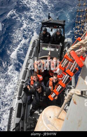 170519-N-FQ994-060 Mittelmeer (19. Mai 2017) A französische Marine Festrumpf Schlauchboot, zugeordnet der Luftabwehr Fregatte Cassard-Klasse FS Jean Bart (D615), fährt die Arleigh-Burke-Klasse geführte Flugkörper Zerstörer USS Ross (DDG 71) 19. Mai 2017. Ross und Jean Bart Teil an einen Personalaustausch Mai 18-19, im Mittelmeer. Ross, vorwärts-eingesetzt in Rota, Spanien, führt Marinebetriebe in den USA 6. Flotte Bereich der Maßnahmen zur Erhöhung der Sicherheit der Vereinigten Staaten in Europa und Afrika interessiert. (Foto: U.S. Navy Mass Communication Specialist 3. Klasse Robert S. Price / Stockfoto