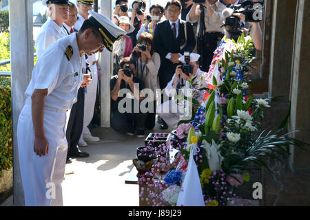 170519-N-WC492-272 SHIMODA, Japan (19. Mai 2017) Capt Jeffrey Kim, Kommandant, Flotte Aktivitäten Yokosuka, beteiligt sich an einer Zeremonie im Tempel Gyokusen-Ji in Erinnerung an US-Militärangehörige dessen Gebeine im Tempel als Teil von Shimoda Black Schiff Festival ruhen. Die Marine Teilnahme am Festival feiert das Erbe des US-japanischen Marine Partnerschaft zunächst durch Commodore Matthew Perry 1853 Hafen besuchen. (US Navy Foto von Daniel A. Taylor/freigegeben) Stockfoto