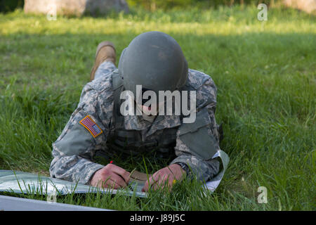 US Army Officer Kandidat Connor LaClair, Hotelgesellschaft, 2. modulare Ausbildung Bataillon, 124. Regiment (Regional Training Institute), Vermont National Guard, die Pläne für ein Enter und klar eine Gebäude-Gasse in New Hampshire National Guard Training vor Ort in Zentrum Strafford, Nh., 19. Mai 2017. Soldaten aus Connecticut, Maine, Massachusetts, New Hampshire, New Jersey, New York, Rhode Island und Vermont beteiligte sich an der Officer Candidate Schule Feld Führungsübung in Vorbereitung für Promotion und Kommission. (US Army National Guard Foto von Avery Cunningham Spc.) Stockfoto