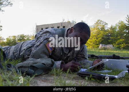 US Army Officer Candidate Isaac Abotsi, Hotelgesellschaft, 2. modulare Ausbildung Bataillon, 124. Regiment (Regional Training Institute), Vermont National Guard, die Pläne für ein Enter und klar eine Gebäude-Gasse in New Hampshire National Guard Training vor Ort in Zentrum Strafford, Nh., 19. Mai 2017. Soldaten aus Connecticut, Maine, Massachusetts, New Hampshire, New Jersey, New York, Rhode Island und Vermont beteiligte sich an der Officer Candidate Schule Feld Führungsübung in Vorbereitung für Promotion und Kommission. (US Army National Guard Foto von Avery Cunningham Spc.) Stockfoto