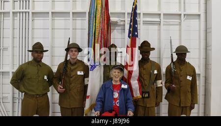 US Army Reserve Spc. Brandon Mosley, Spc. Kyle McCracken, Spc. Randy Davis, Spc. Christopher Hunter und Spc. Rashad Roberts, alle mit Sitz in Little Rock, Arkansas, 90. Sustainment Brigade anhalten für ein Foto mit Army Corps of Nurses 1st Lt. (Ret) Josephine Reaves bei einer ersten Weltkrieges gedenken Veranstaltung in San Antonio, Texas in Brooks City Base Hangar 9 am Samstag , 20. Mai 2017. Moderiert wurde die Veranstaltung durch die Stadt von San Antonio-Abteilung für militärische Angelegenheiten, diejenigen ehren, die im I. Weltkrieg (US Army Reserve Foto von Spc. Kati Waxler) serviert Stockfoto