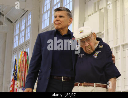 US Marine Corps Generalmajor (Ret) Juan Ayala (links) und US Armee-Luftwaffe Oberstleutnant (i.r.) Richard E. Cole (rechts) am Samstag, 20. Mai 2017 bei einem Weltkrieg Gedenken Event im Hangar 9 von Brooks City Base in San Antonio, Texas. Moderiert wurde die Veranstaltung durch die Stadt von San Antonio-Abteilung für militärische Angelegenheiten, diejenigen ehren, die im I. Weltkrieg (US Army Reserve Foto von Spc. Kati Waxler) serviert Stockfoto