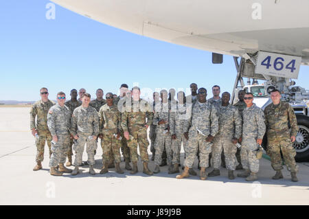 Soldaten der 155. gepanzerte Brigade Combat Team kommen in Kalifornien für die National Training Center-Übung an ft. Irwin California. 184. Sustainment Command koordiniert die Bewegung von Mississippi. (Foto: Mississippi National Guard Staff Sgt Veronica McNabb, 184. Sustainment Command Public Affairs/freigegeben) Stockfoto