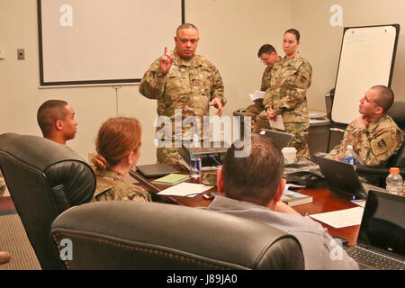 Major General Jose Burgos, stellvertretender Kommandierender General, 99. Regional Support Command (RSC) befasst sich mit Soldaten der 314. Press Camp Hauptsitz in Birmingham, Alabama, 20. Mai 2017. Während des Besuchs stellte Burgos Oberst Adam Roth zum Brigade-Kommandeur für das neu gegründete spezielle Truppen Brigade (STB). Der STB wird für alle 99. RSC untergeordneten Einheiten verantwortlich. (Foto von US Armee Sgt. Christopher Osburn) 170520-A-UE565-001 Stockfoto