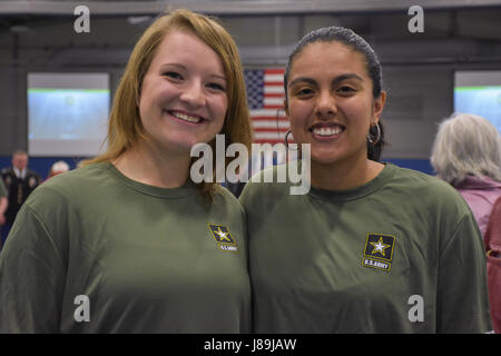 Mikaila Falash (links) und Anubis Ruiz Martinez (rechts) nach ein Zertifikat "Unsere Gemeinschaft grüßt" Ehrenmedaille Empfänger Command Sergeant Major (i.r.) Kenneth E. Stumpf und Fort McCoy Senior Commander und 88. regionale Unterstützung Befehl Kommandierender General, Major General Patrick Reinert während einer "Unsere Gemeinschaft grüßt" Veranstaltung am Fort McCoy, Wisconsin auf Armed Forces Day, 20 Mai, zu erkennen und würdigen Abschluss Abiturienten, die sich verpflichtet haben, um in den Streitkräften nach Abitur zu gewinnen. Stockfoto