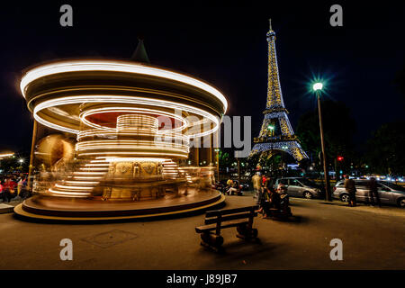 PARIS - Juni 29: Vintage Karussell und Eiffelturm am 29. Juni 2013 in Paris, Frankreich. Eiffel-Turm ist das höchste und meistbesuchte Denkmal in Frankreich Stockfoto