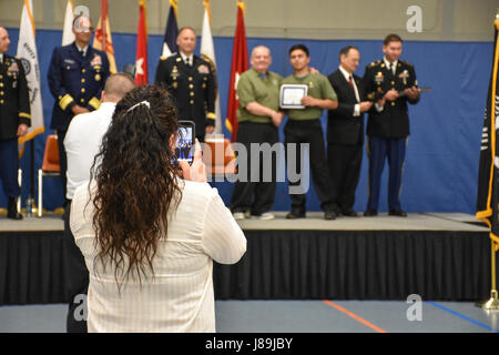 Eine stolze Mama für zukünftige US Army Reserve fotografiert, als ihr Sohn ein "Unsere Gemeinschaft grüßt" Zertifikat von Ehrenmedaille Empfänger Command Sergeant Major (i.r.) Kenneth E. Stumpf und Fort McCoy Senior Commander und 88. regionale Unterstützung Befehl Kommandierender General, Major General Patrick Reinert während einer "Unsere Gemeinschaft grüßt" Veranstaltung am Fort McCoy, Wisconsin auf Armed Forces Day Mai 20 erhält , zu erkennen und zu Ehren graduierenden Abiturienten, die sich verpflichtet haben, um in den Streitkräften nach Abitur zu gewinnen. Stockfoto